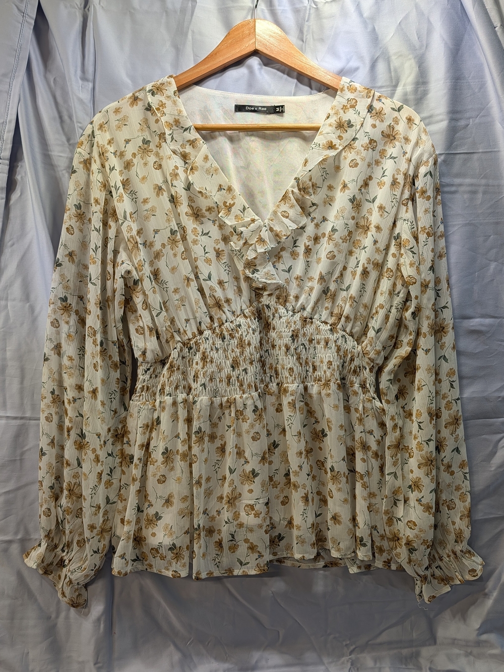 Doe & Rae Cream Floral Ruffle V-Neck Long Sleeve Blouse Size Med